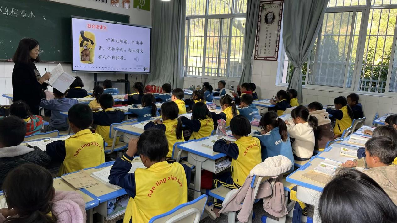 图3 孩子们在宽敞明亮的教室内上课