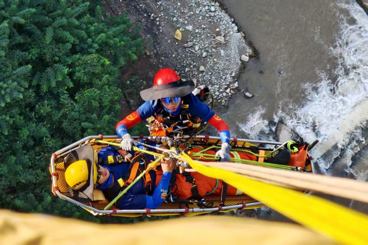 普洱市森林消防支队到河谷地带训练。熊亚峰摄