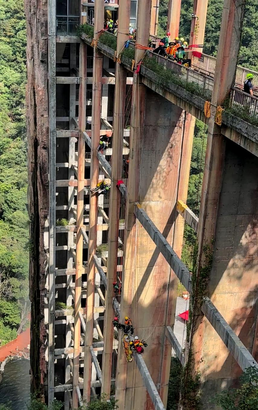 01 普洱森林消防支队队员在交流赛中进行高空绳索救援。陈鹏摄