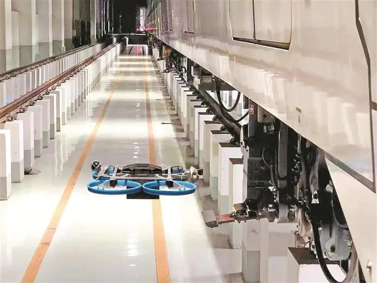 无人机低空巡检可在运营检修、建设施工、勘察测绘、安保区管理等多个场景应用。图为智能飞行列检工作站。 深圳特区报记者 刘羽洁 摄