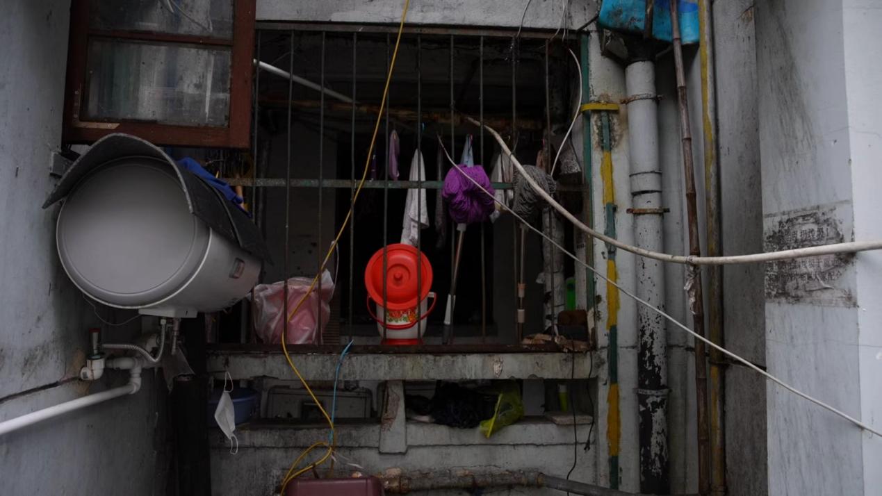 上海市黄浦区，改造前的普育东路101弄，居民将痰盂放在窗口晾晒。黄浦区房管局供图