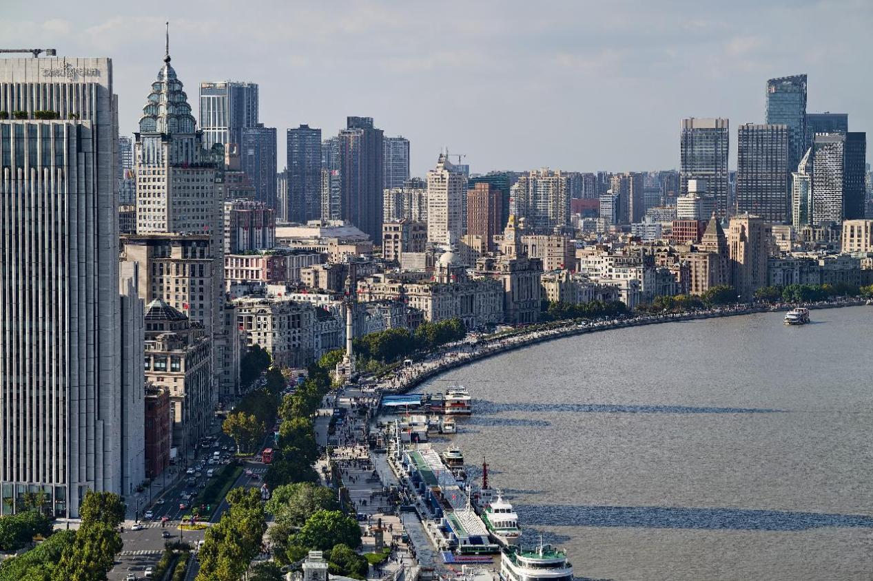 2025年10月24日，在上海黄浦区南外滩高处俯瞰黄浦江两岸。2025年10月24日，在上海黄浦区南外滩高处俯瞰黄浦江两岸。(王冈摄