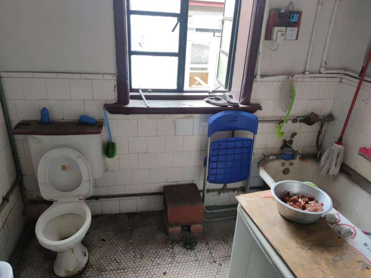 岐山村改造前的合用卫生间。受访者供图