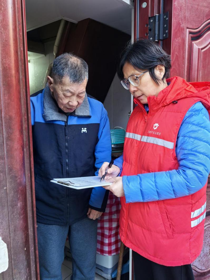 朱卫红在居民区开展工作。受访者供图