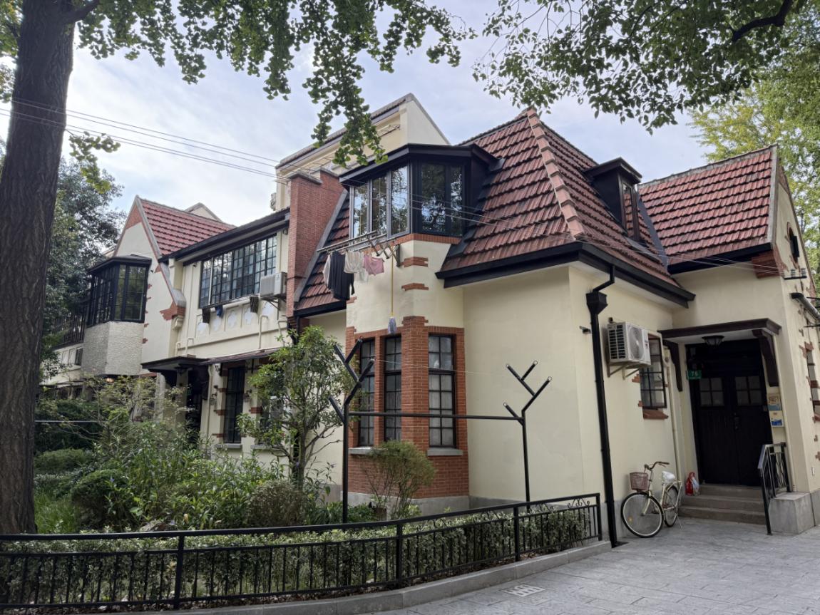 完成修缮的长乐邨，保留了孟莎式屋顶、鱼鳞纹墙面、老虎窗等建筑特色。吴焰摄