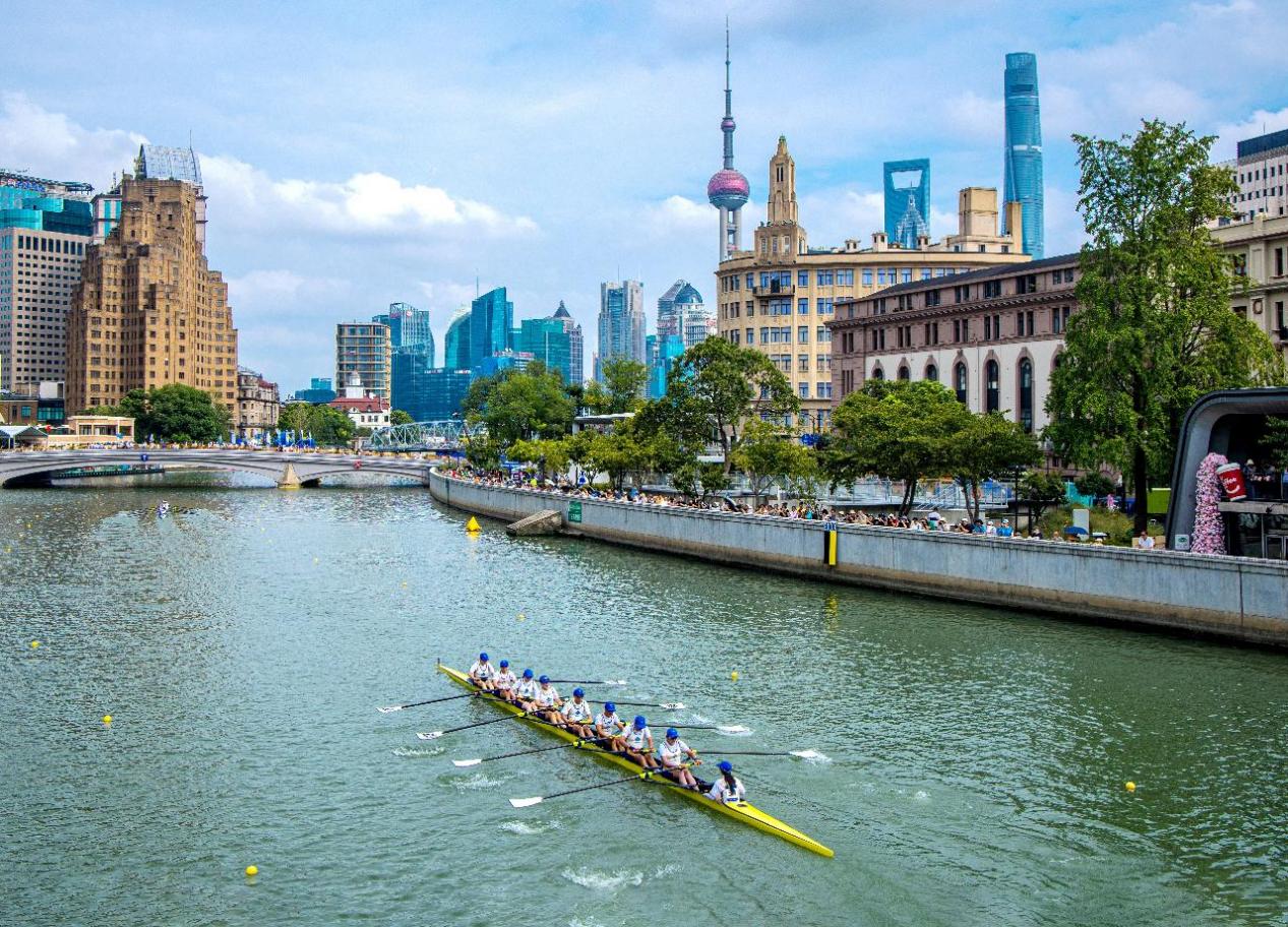 2025上海赛艇公开赛在苏州河水域开桨，选手们劈波斩浪，奋勇拼搏河岸两侧是上海许多历史建筑。(黄永庆摄