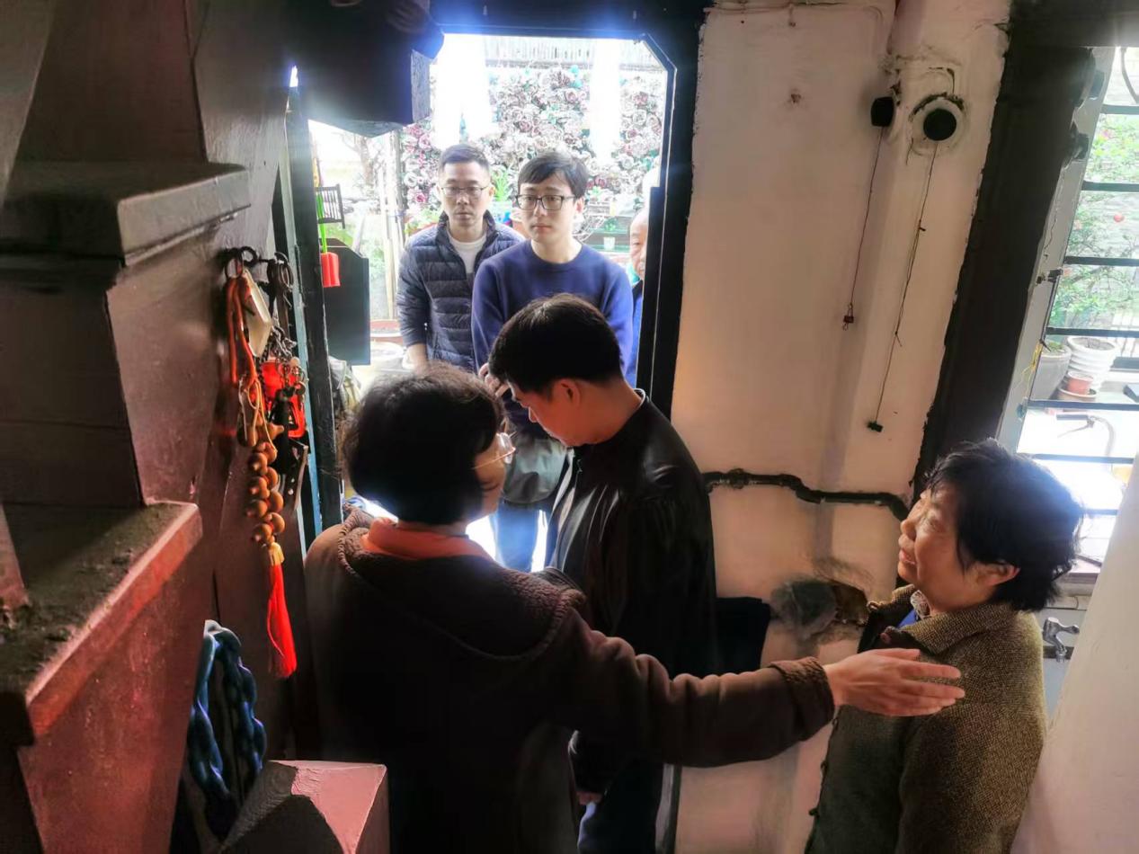 岐山村改造期间，朱卫红和工作人员一起到居民家中做工作。受访者供图