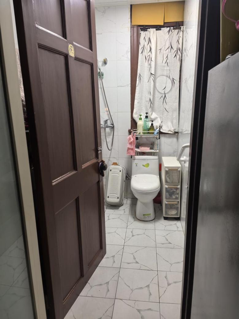 张自妹家如今独用的卫生间。巨云鹏摄