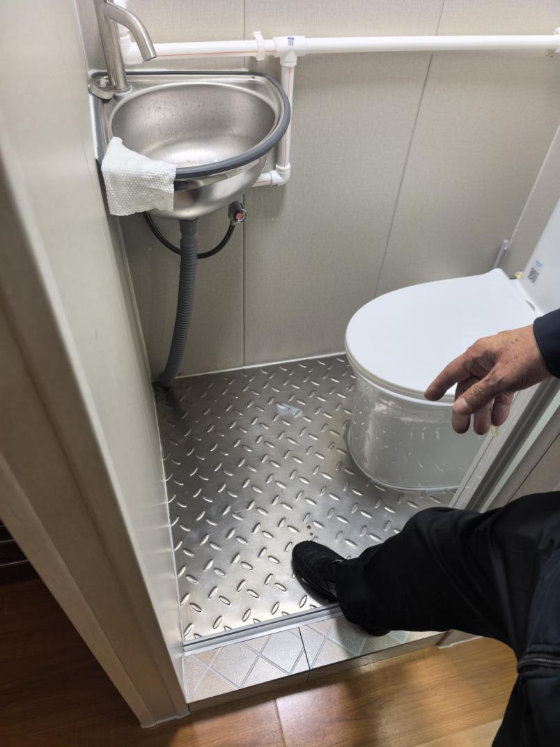 黄永安家的改造完成卫生间里装上了不锈钢地板。巨云鹏摄