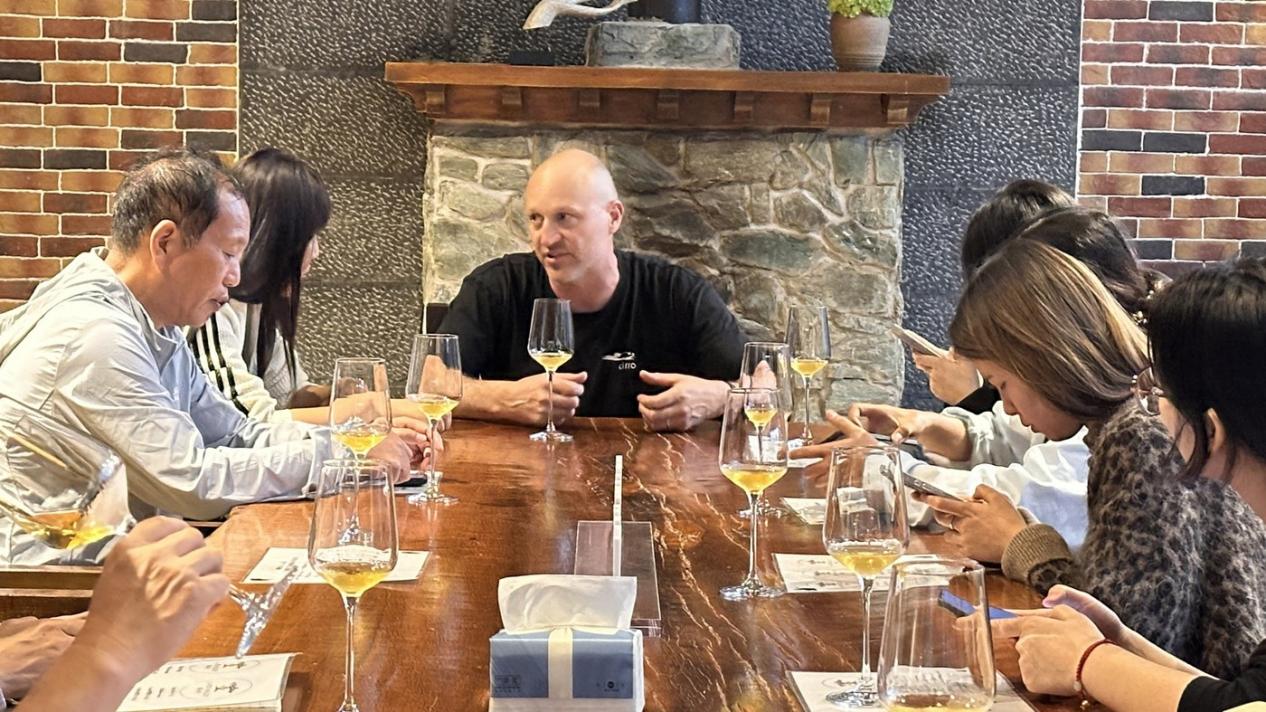 腊普河谷酒庄酿酒师正在讲解冰葡萄酒。贡秋次仁摄