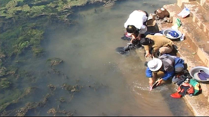 村民在湖里洗衣服。(资料图)丘北县融媒体中心供图