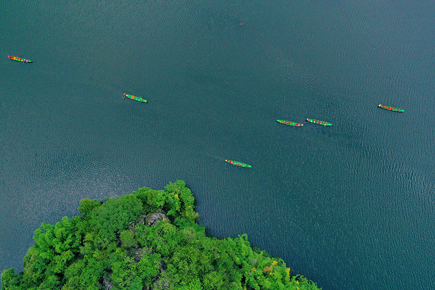 游客泛舟普者黑。吴哲芳摄2