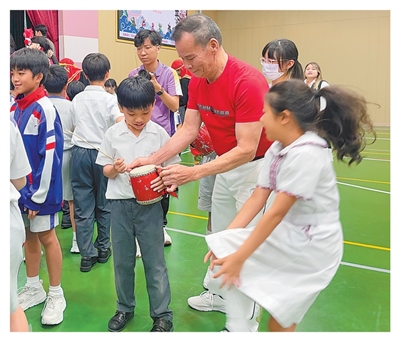 陈来发在指导学生练习英歌技艺。受访者供图