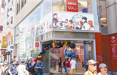 　　截至2025年，名创优品海外品牌门店已覆盖超110个国家和地区，数量超3500家。图为西班牙马德里格兰大道的名创优品旗舰店外景。 本报西班牙分社 大卫·阿玛尔摄