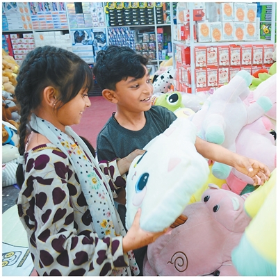 在巴基斯坦拉瓦尔品第一家玩具店内，小朋友正在挑选中国生产的动漫玩偶。 本报巴基斯坦分社 迈赫迪·沙阿摄