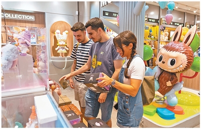 游客在西班牙马德里泡泡玛特店内挑选潮玩商品。 本报西班牙分社 大卫·阿玛尔摄
