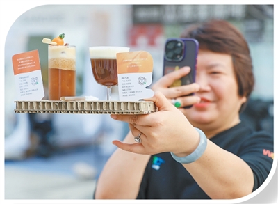 广东省江门市,第四届中国侨都(江门)咖啡节,商家展示一款特调咖啡。 新华社记者 毛思倩摄