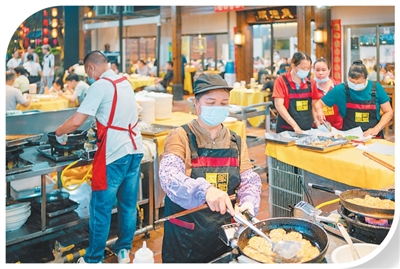 广东省佛山市顺德区一家餐厅内,厨师正在制作菜肴。 张明伟摄(人民视觉)