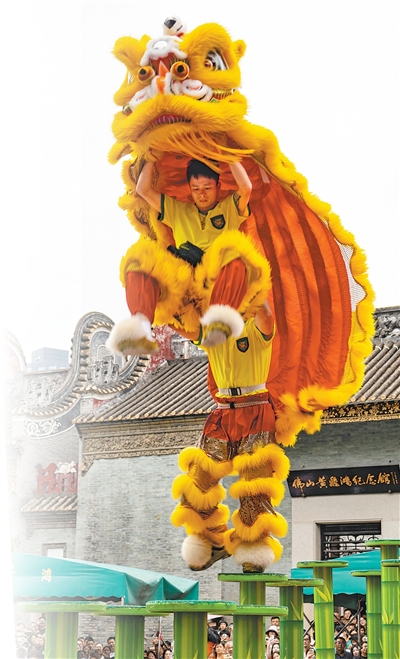 佛山黄飞鸿醒狮队在佛山祖庙进行表演。施 觉摄（影像中国）