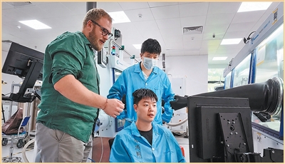 马蒂亚斯指导学生做实验。本报记者 宋亦然摄