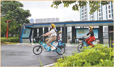 太阳能、氢能等新能源应用融入佛山城市生活方方面面。图为佛山市民骑氢能共享单车出行。胡庆明摄（影像中国）