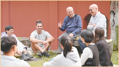 湖南大学岳麓书院英语角活动中，戴彼得（后排右一）同学生们进行交流。向松阳摄
