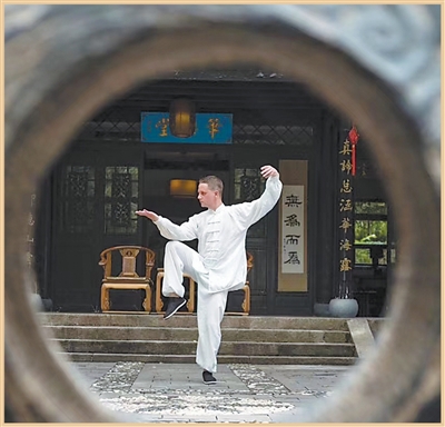 马丁正在习练太极拳。受访者供图