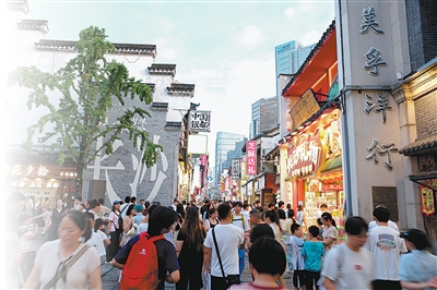 7月11日，游客在湖南长沙太平老街休闲游玩。林道辉摄（影像中国）