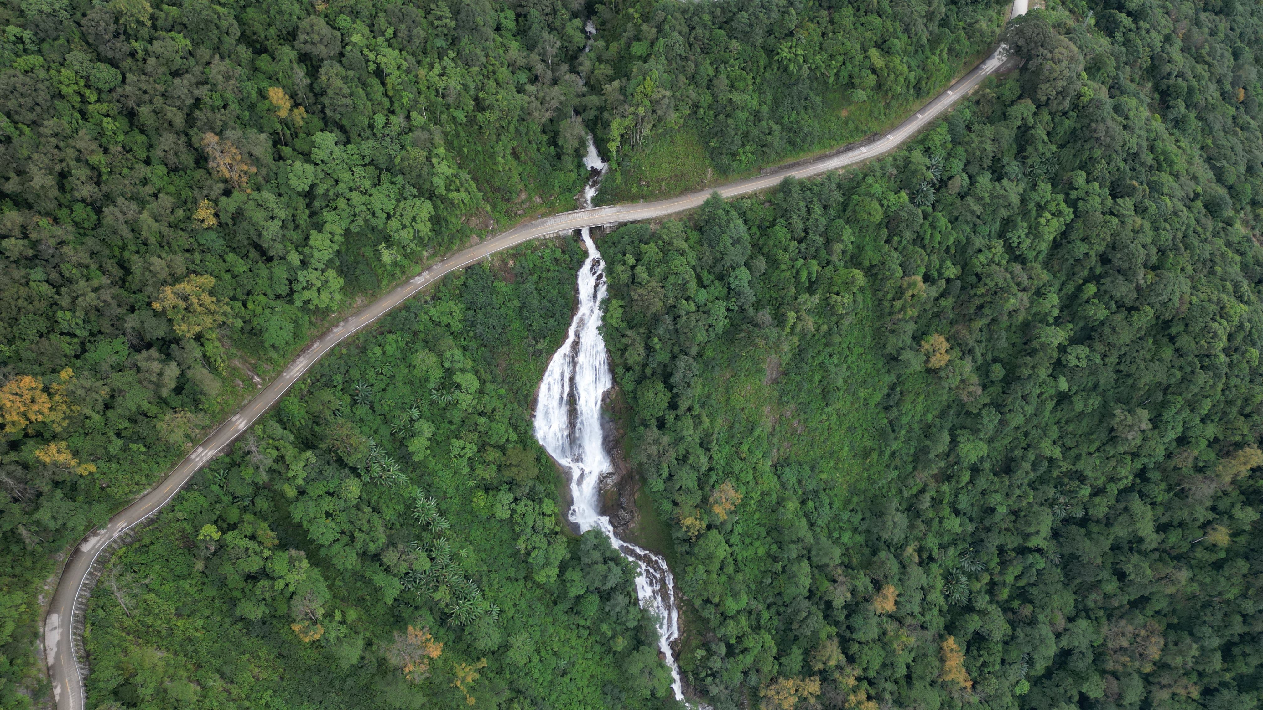 西藏道路建设成果突出，乡镇、行政村通畅率分别达到100%、92.48%