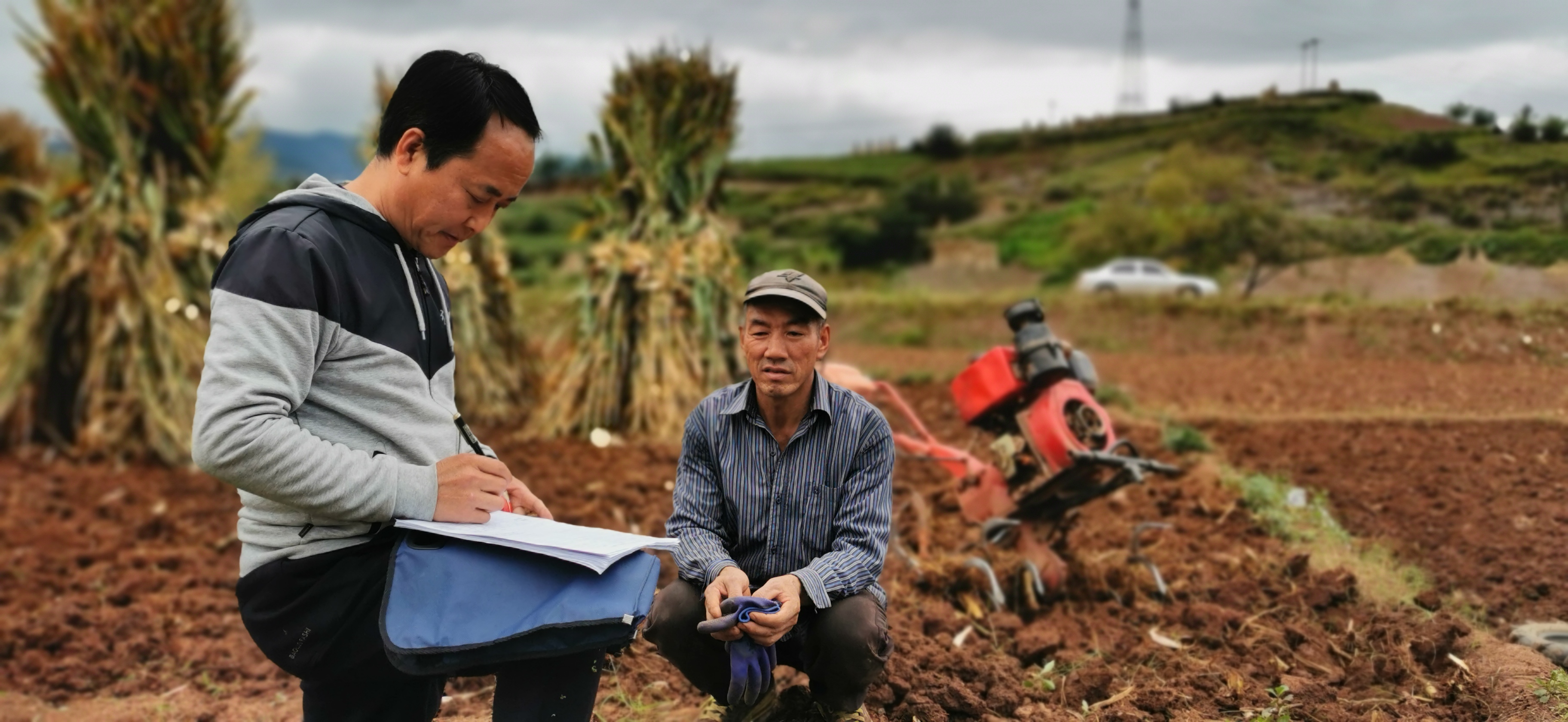2022年10月14日,驻村第一书记孙勇,到务嘎村石坝小组入户田间地头走访脱贫户及监测户核查家庭人均收入。摄影者:李苍