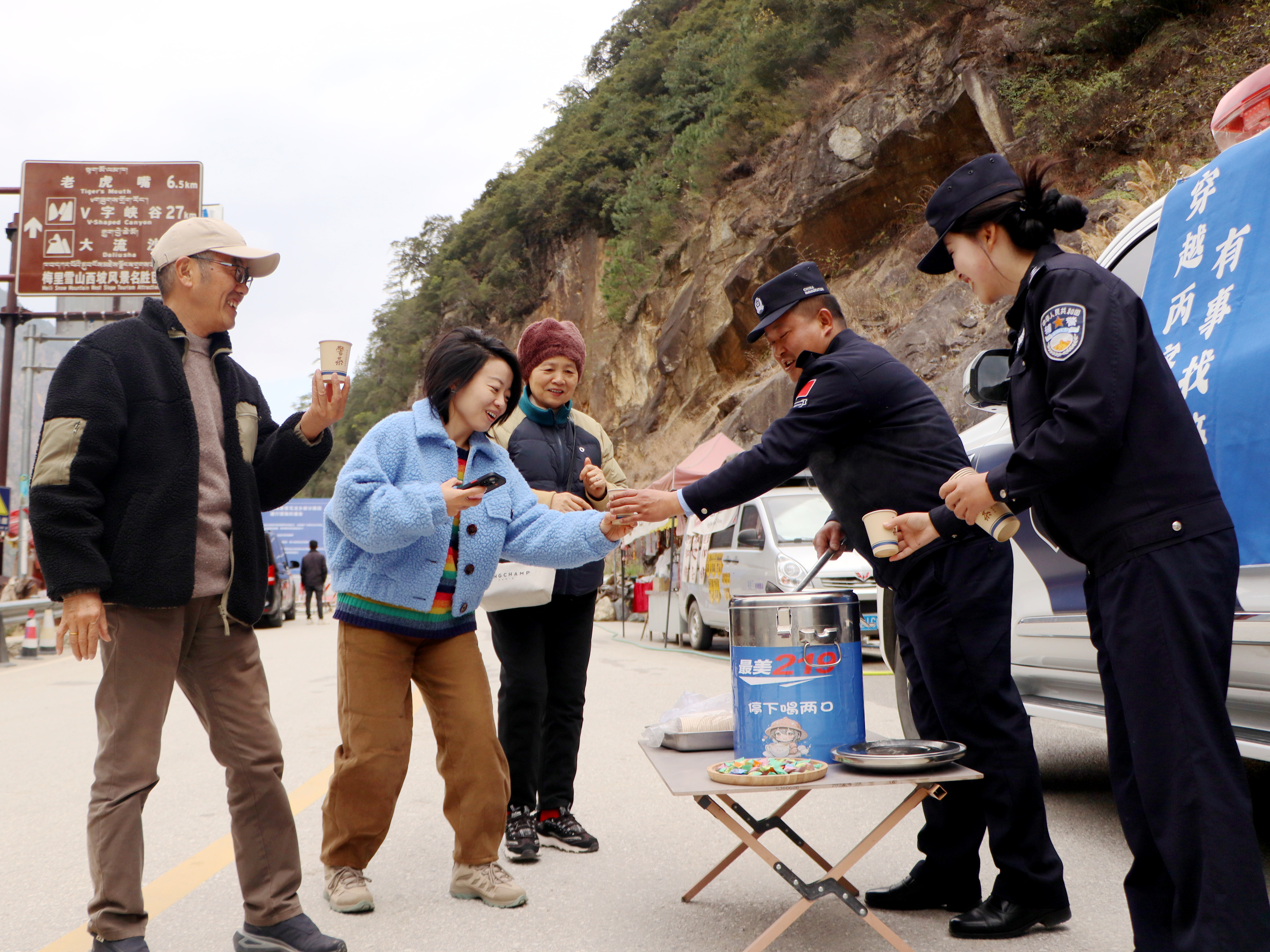 马德飞为过往旅客送去姜汤