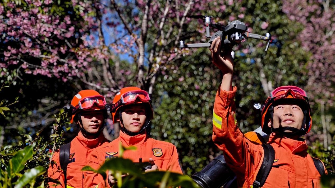 12月30日，在澜沧县景迈山，消防员利用无人机进行空中巡护。郭元丰摄