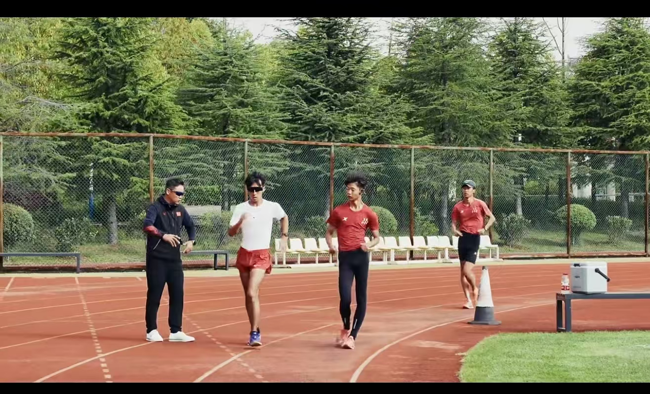 16.蒙古竞走队员在丽江体育发展中心集训