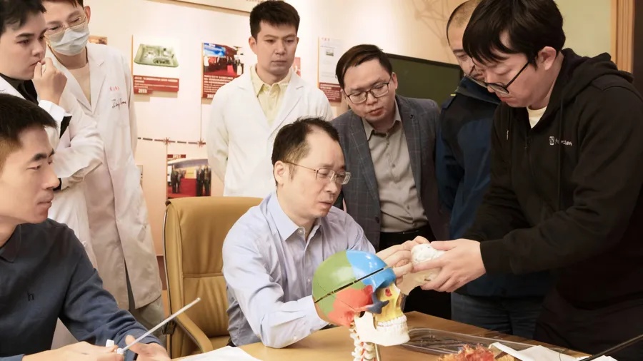 华山医院团队与脑虎科技团队就首例“三全”脑机接口临床试验深入研讨 图片