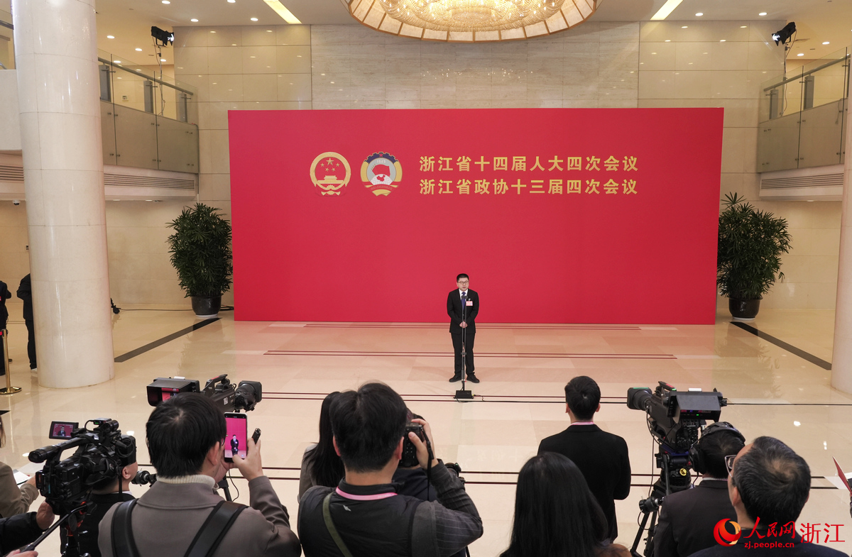 人民网记者 郭扬摄通道开启,首位接受采访的是浙江省政协委员,杭州