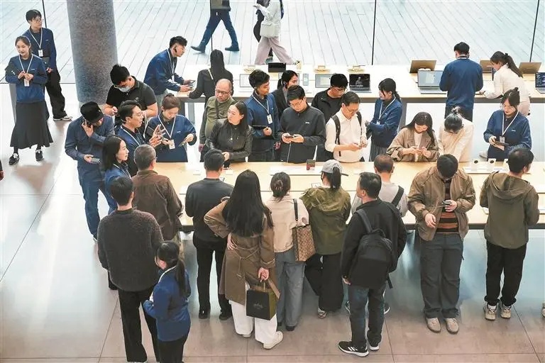 ▲深圳万象天地华为旗舰店折叠手机吸引消费者体验。深圳特区报记者 赖犁 摄
