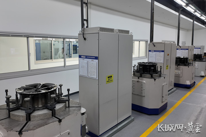 实验室对铝合金车轮进行仿真测试。长城网·冀云客户端记者 王日成 摄