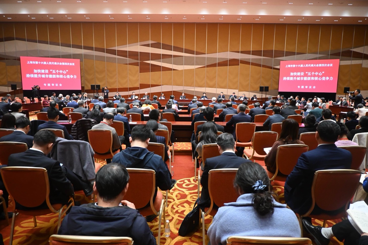 会议室里的人们

AI 生成的内容可能不正确。