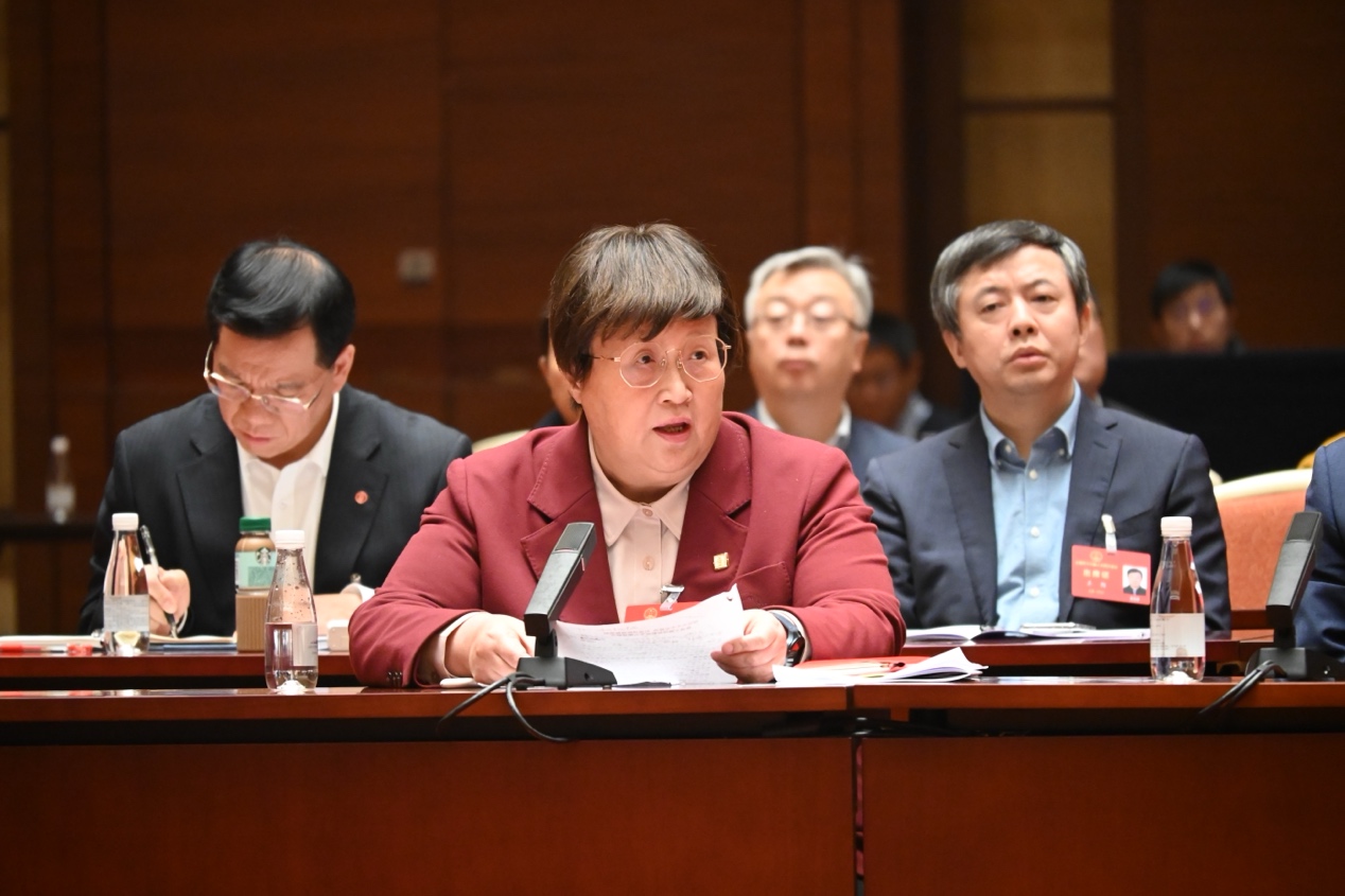 一群人在桌子前

AI 生成的内容可能不正确。