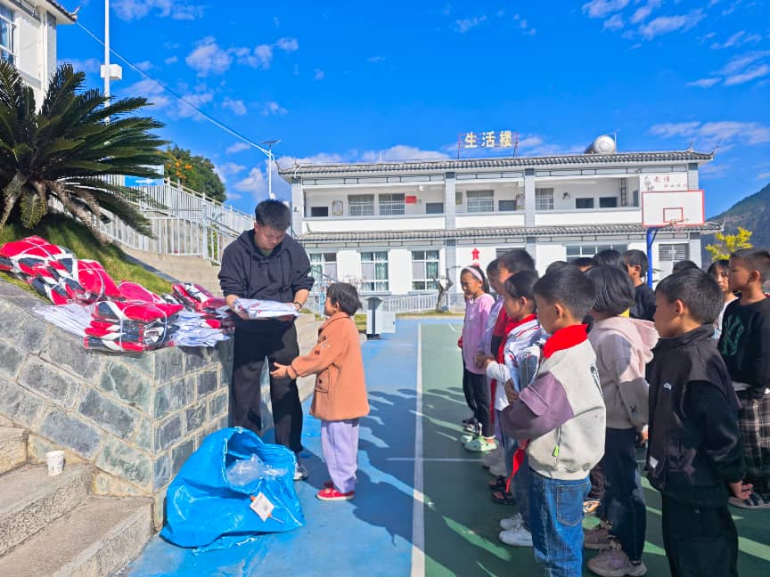 分发校服——作者:陈贵超