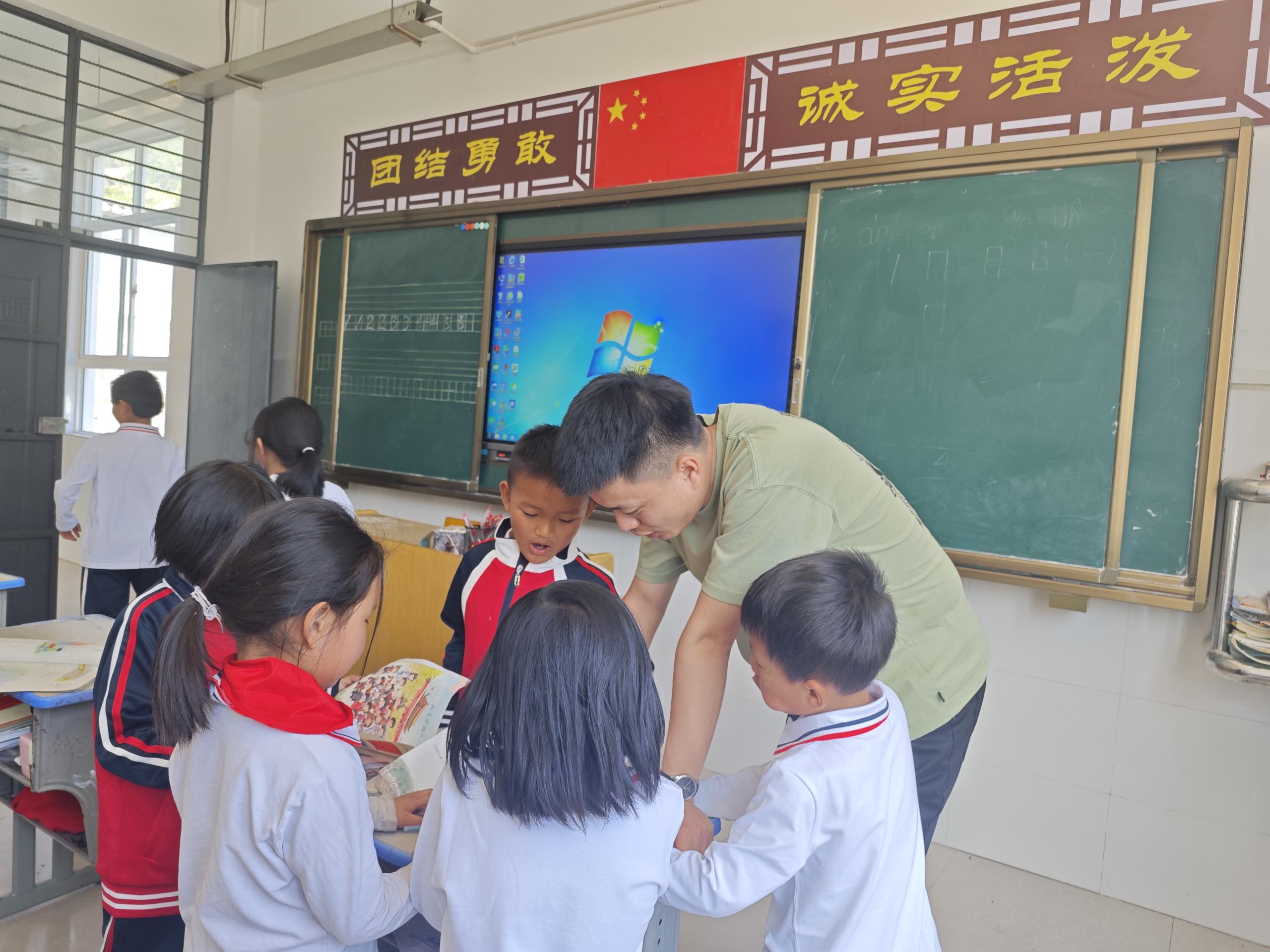 与学生互动——作者:陈贵超