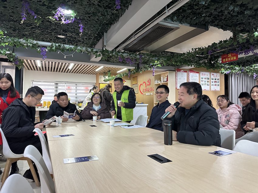 2月3日，陈玉彬（右前）向参访者分享小区治理经验。人民网记者王波 摄