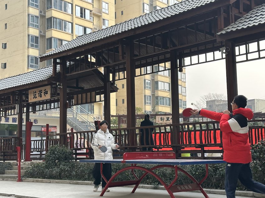 原本分隔两个小区的围墙变为了居民共享的“和谐苑”。人民网记者王波 摄