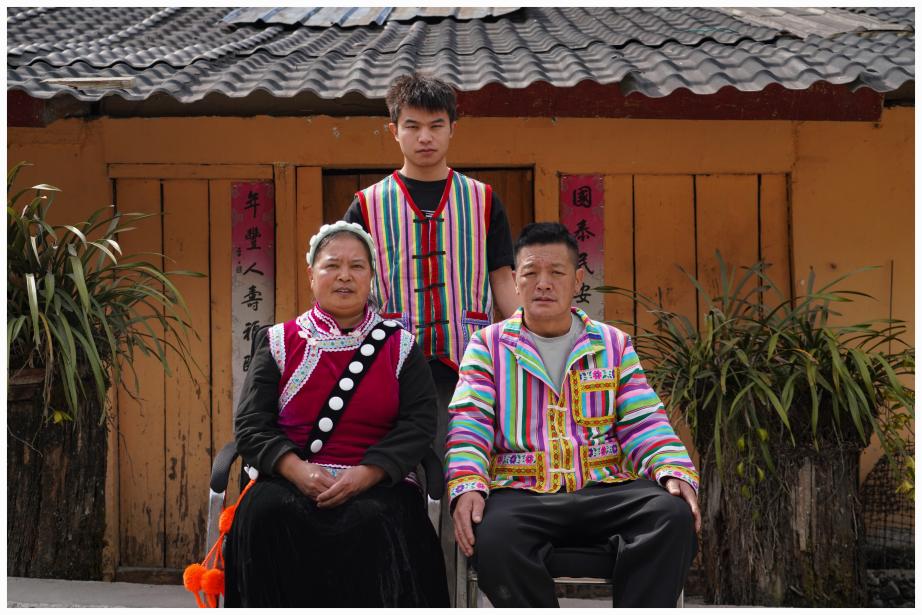 李强和父母合照