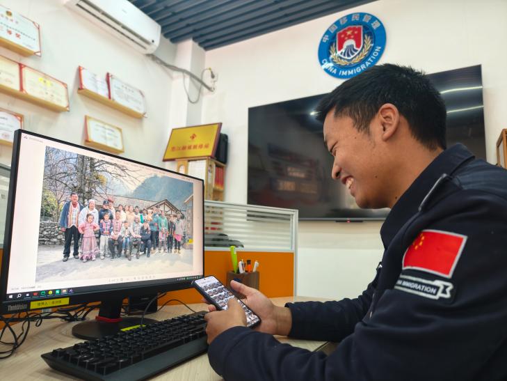 民警余润强翻看手机相册 摄影：赵松