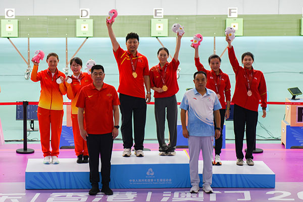 ▲第十五届全运会上,陈妍(后排右三)登上冠军领奖台 配图1