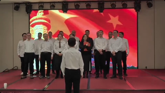 全体教师唱起红歌《我的中国心》，共庆热气腾腾中国年，记录幸福中国味道，分享温暖幸福新春。