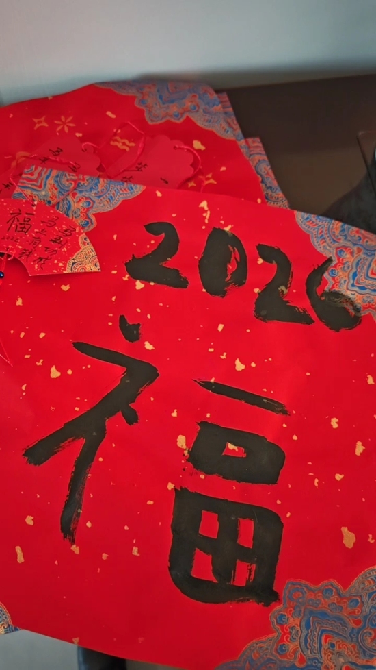 为什么要回家过年!这是因为他乡的月亮再亮,也比不上家里那盏温暖的灯,回家过年,是中国人骨子里的执念,在外奔波,吃的是将就,回家团圆,吃的是讲究,这就是家的温暖所在。年货大采购的兴奋,就像小时候盼过年的那种快乐!又是一年,不求大富大贵,只愿平安顺遂!