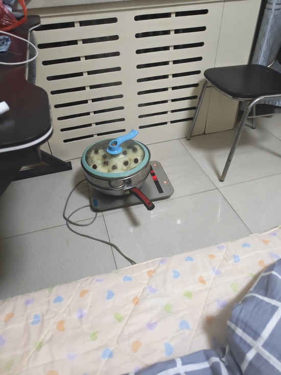 过年回家,晚上要睡觉了,妈妈怕我卧室太干燥,特意在我的房间蒸花馍。我就可以闻着面香睡觉了嘿嘿嘿!