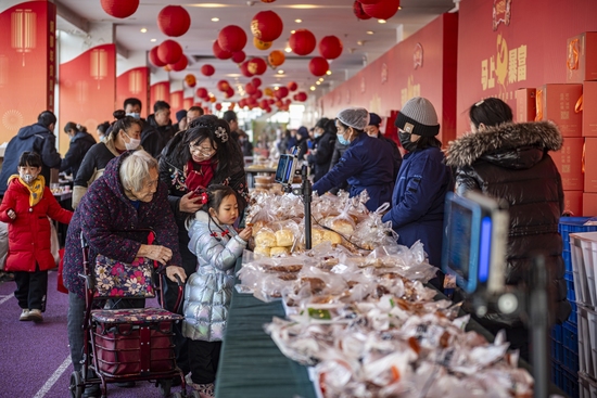 热气腾腾中国年,祖孙俩在年集上精挑细选。奶奶的目光里是岁月的沉淀,孩子的指尖是对新年的期盼。这人间烟火,最抚凡人心